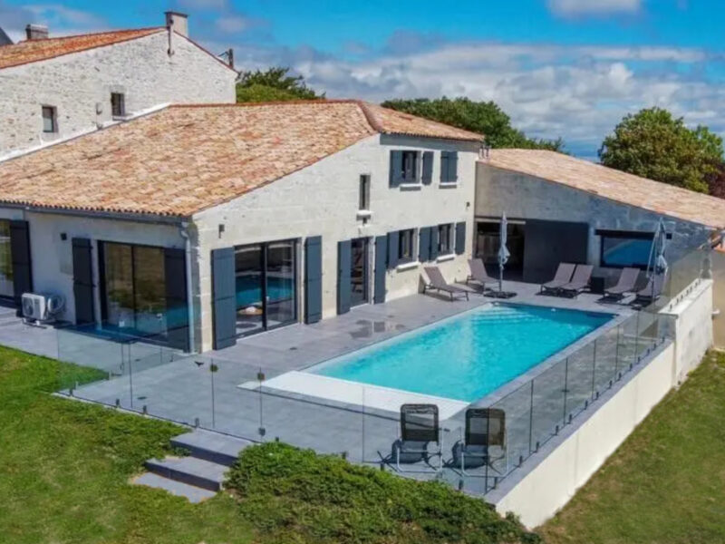 Wonderful Five bedrooms Farmhouse newly renovated with exclusive use private heated swimming pool.