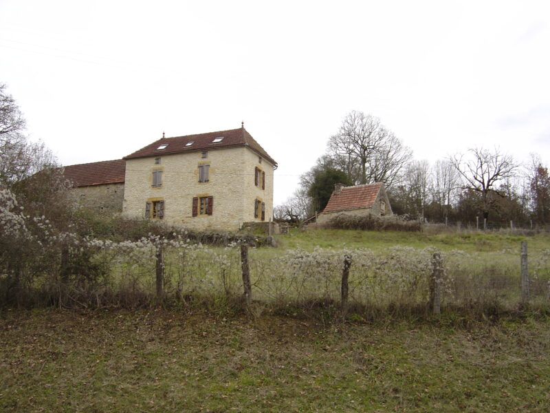 Farmhouse (5 beds) with grounds and swimming pool