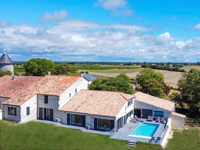 Wonderful Five bedrooms Farmhouse newly renovated with exclusive use private heated swimming pool.