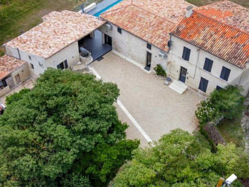 Wonderful Five bedrooms Farmhouse newly renovated with exclusive use private heated swimming pool.