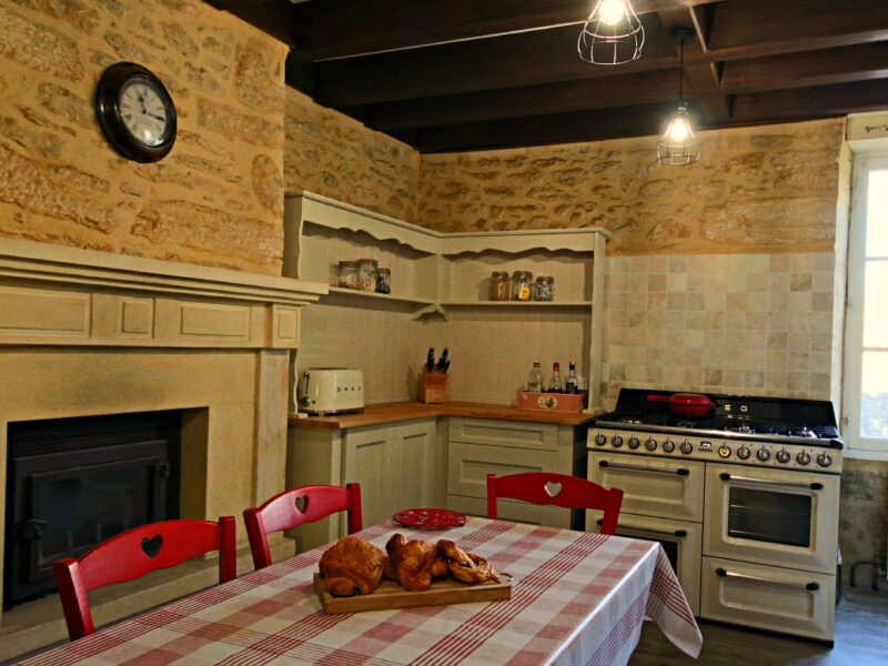 Villa La Peyriere with Private Pool and within walking distance of Sarlat